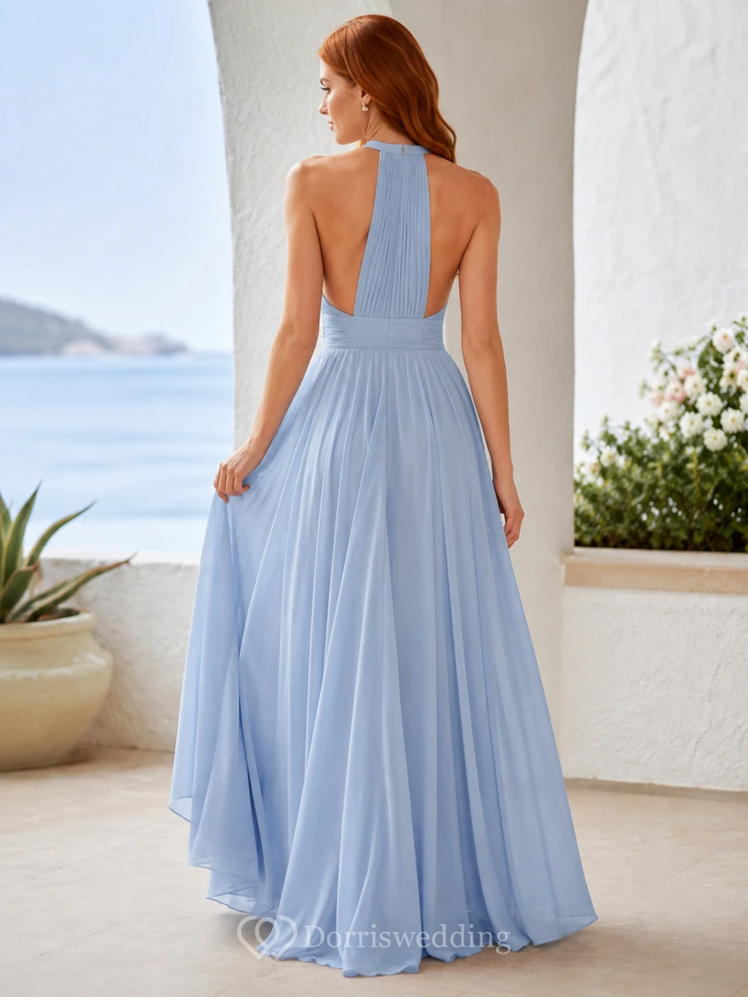 Vestido largo de fiesta de gasa plisada con escote halter azul cielo view 2
