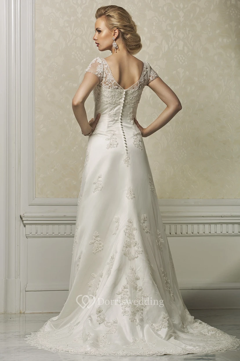 Vestido de novia de satén y encaje con escote cuadrado, mangas cortas y apliques. view 2