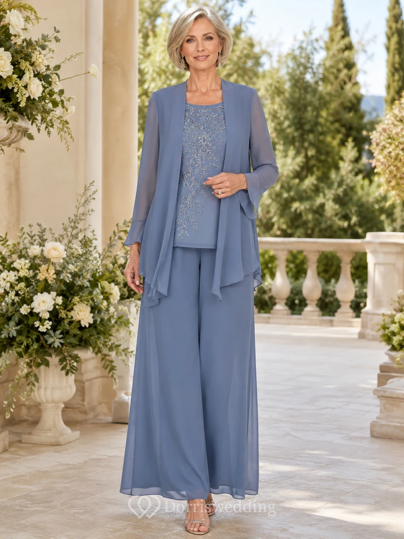 Eleganter, schieferblauer Palazzo-Hosenanzug für die Mutter der Braut, bestehend aus einer dreiviertellangen, bodenlangen Jacke mit Spitzenkragen und Wasserfallausschnitt sowie extra weiten Hosen.