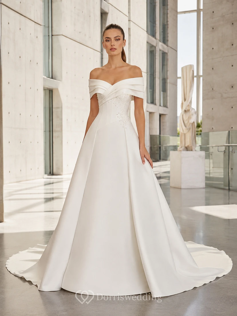 Robe de mariée en satin plissé à épaules dénudées, coupe trapèze, dos boutonné et traîne courte