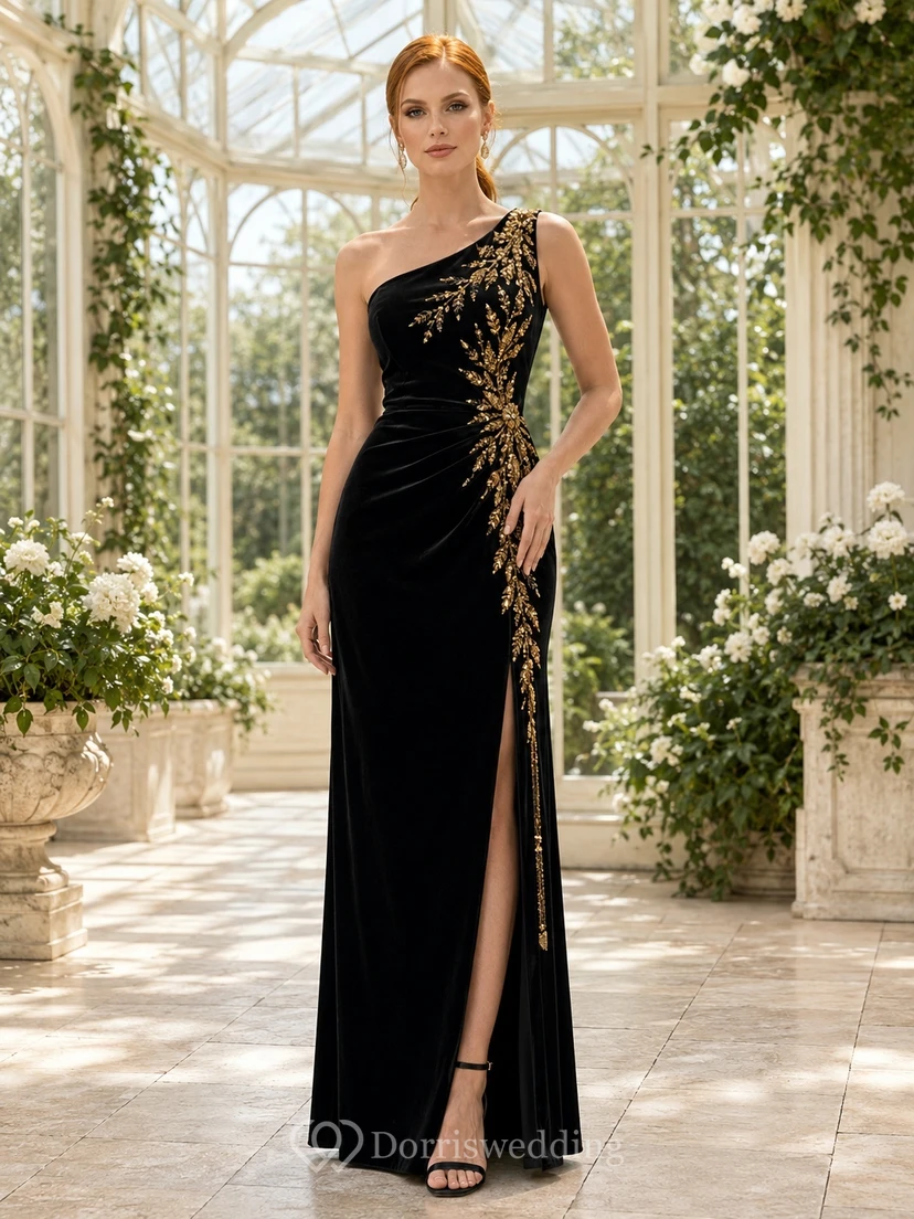 Robe de soirée longue fendue dorée, asymétrique, sans manches, en satin noir, à une épaule.