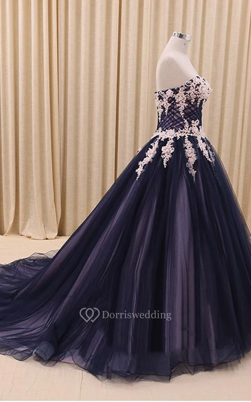 Vestido de gala de corte A, largo hasta el suelo, escote corazón, sin mangas, con apliques de campana, cola de corte, espalda tipo corsé y encaje de tul. view 3