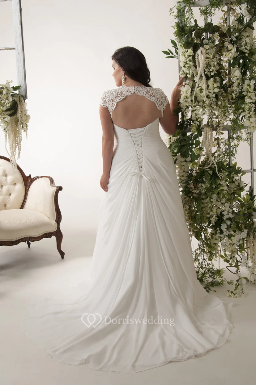 Chiffon-Brautkleid in Übergröße mit V-Ausschnitt, Applikationen, kurzen Ärmeln, Raffungen und Schlüssellochausschnitt view 2