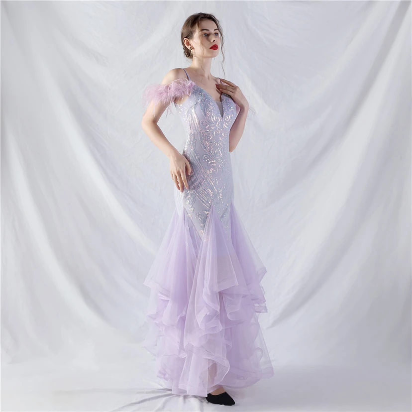 Robe de danse artisanale en filet rigide orné de plumes d'autruche, de perles et de fleurs, confectionnée en maille. view 44