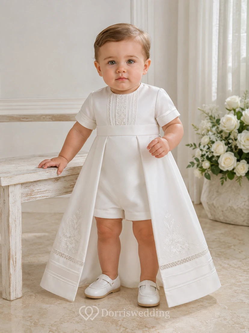 Elegantes weißes, kurzärmeliges, wandelbares Taufkleid aus Satin in A-Linie