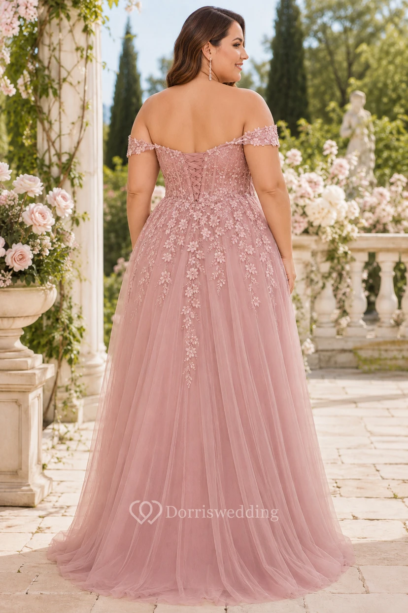 Robe de soirée grande taille rose poudré, épaules dénudées, coupe trapèze, en tulle avec appliques, idéale pour les bals de fin d'année et les réceptions formelles. view 2