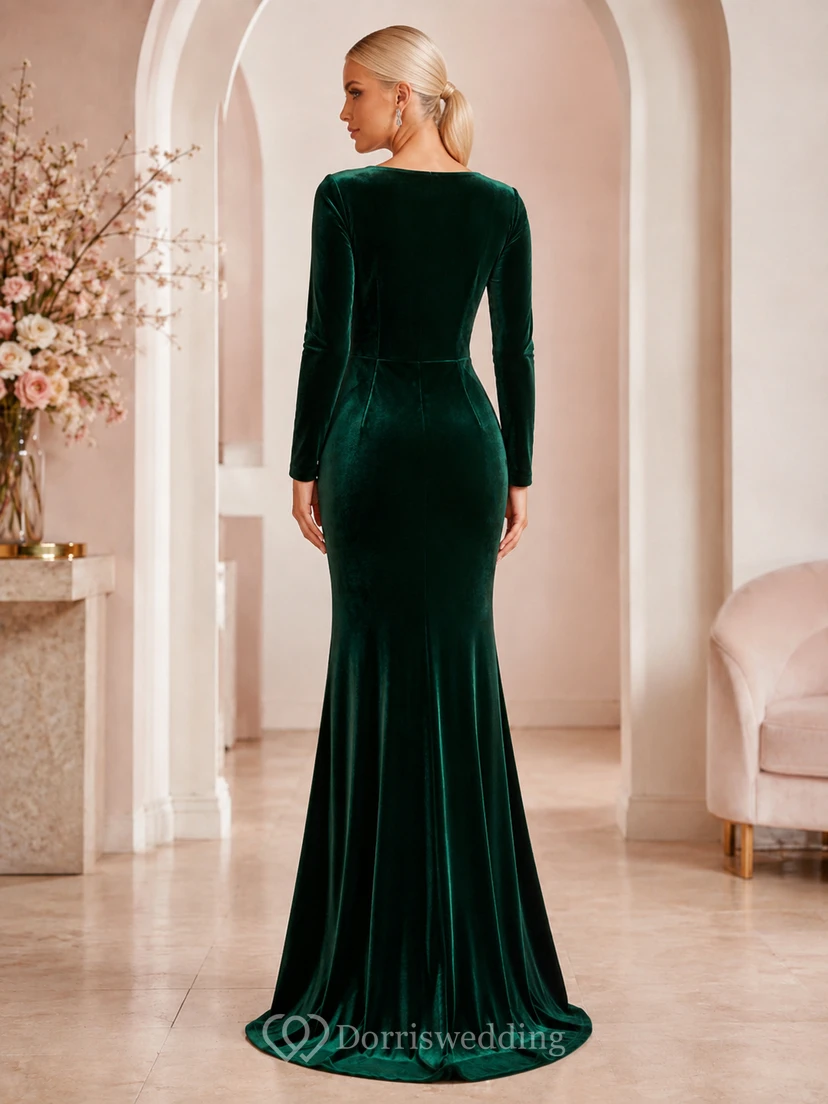 Vestido de noche formal de terciopelo verde oscuro, manga larga, corte sirena, cola larga, estilo barco, con escote barco. view 2