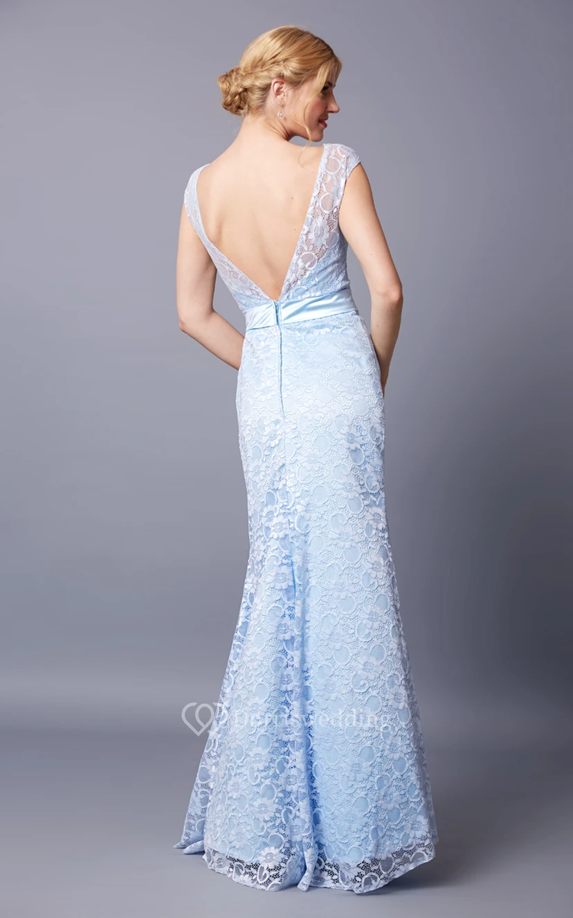 Vestido largo de encaje con cuello joya y mangas cortas, de estilo recatado, con fajín. view 3