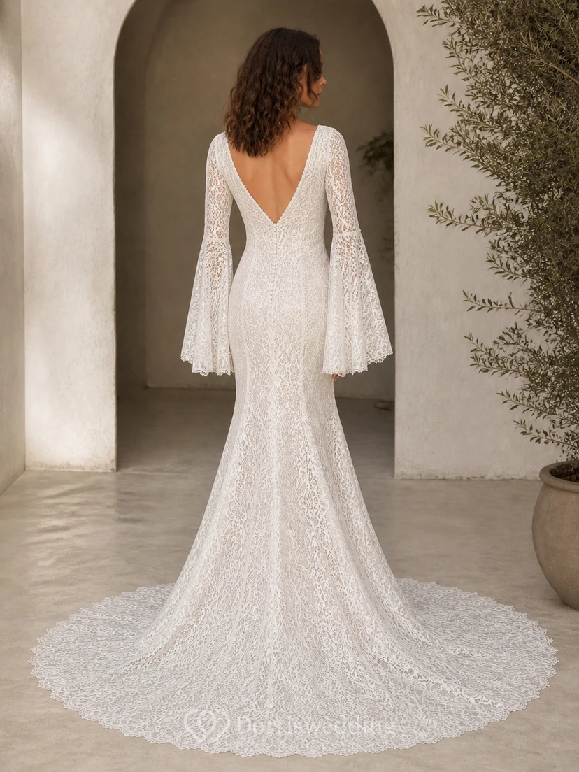 Vestido de novia estilo bohemio de sirena con mangas largas acampanadas y escote en V, estilo catedral, con encaje. view 2