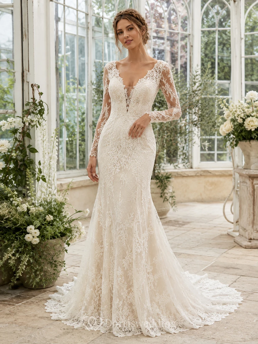 Robe de mariée sirène élégante en dentelle, décolleté en V profond, manches longues transparentes, traîne chapelle, applications florales, dos nu plongeant et manches longues transparentes.