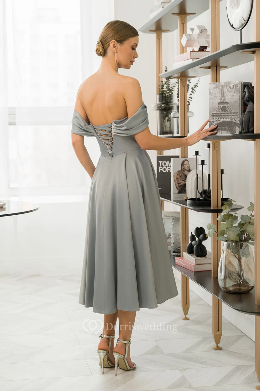 Vestido sencillo de satén con escote Bardot, corte en A y largo hasta la rodilla, fruncido. view 2