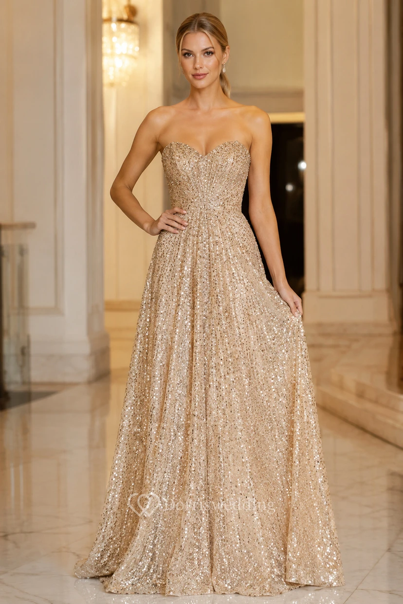 Vestido de gala color champán, sin tirantes, con lentejuelas, corte en A y falda amplia.