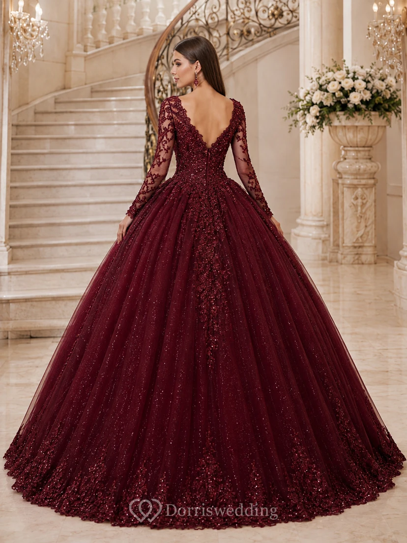 Vestido de quinceañera largo hasta el suelo, color borgoña, con escote pronunciado, manga larga, tul ilusión, encaje, lentejuelas, apliques y espalda en V profunda. view 2