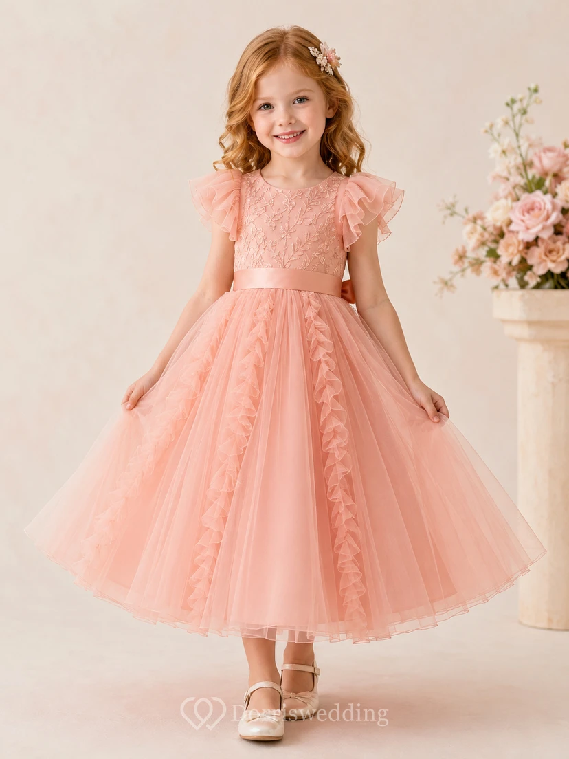 Robe de demoiselle d'honneur en tulle et dentelle rose pêche, coupe trapèze, manches pétales, nœud et appliques florales