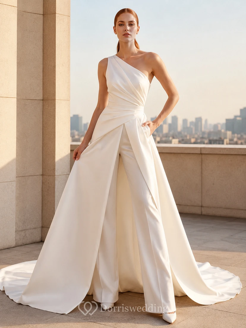Combinaison asymétrique en satin avec jupe drapée et traîne courte, robe de mariée
