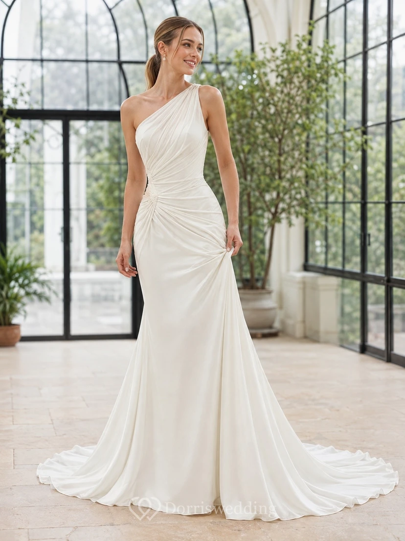 Vestido de novia sencillo de sirena, asimétrico, con fruncido en la cadera y largo hasta el suelo.