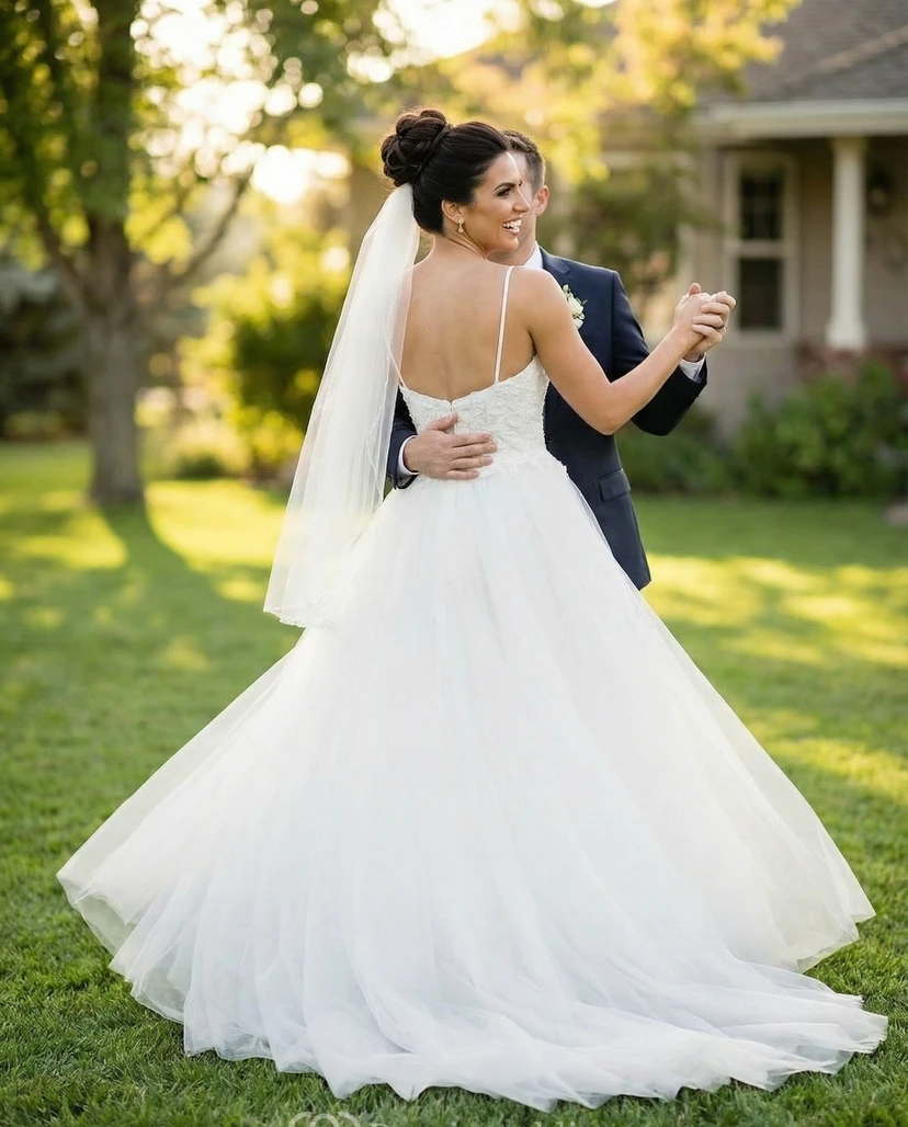 Robe de mariée en tulle à décolleté plongeant et dos nu view 2