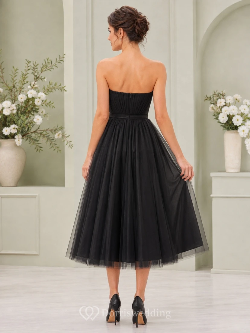 Vestido negro de tul sin tirantes, sin mangas, de corte A, largo hasta la rodilla, con pliegues. view 2