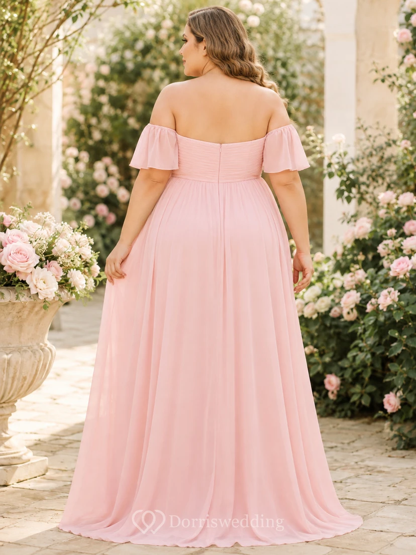 Vestido de maternidad romántico de gasa color rosa empolvado con hombros descubiertos, mangas con volantes y corte imperio, largo hasta el suelo. view 2