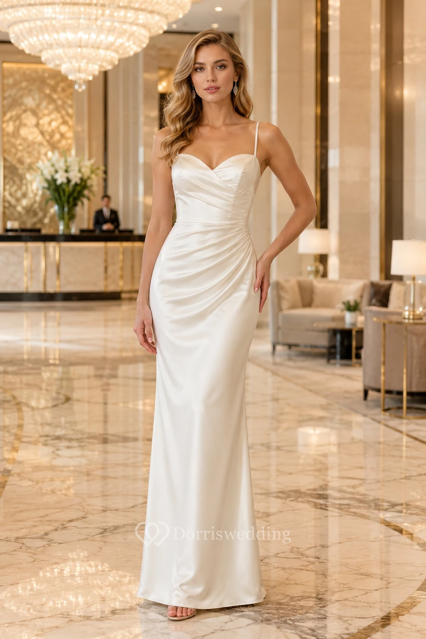 Robe de soirée fourreau en satin ivoire, bretelles spaghetti, froncée, longueur au sol
