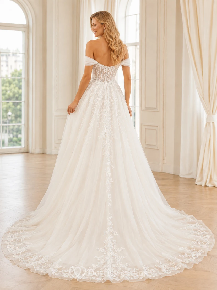 Robe de mariée champêtre en tulle et dentelle aérienne, épaules dénudées, manches courtes, coupe trapèze, traîne chapelle, ornée d'appliqués floraux. view 2