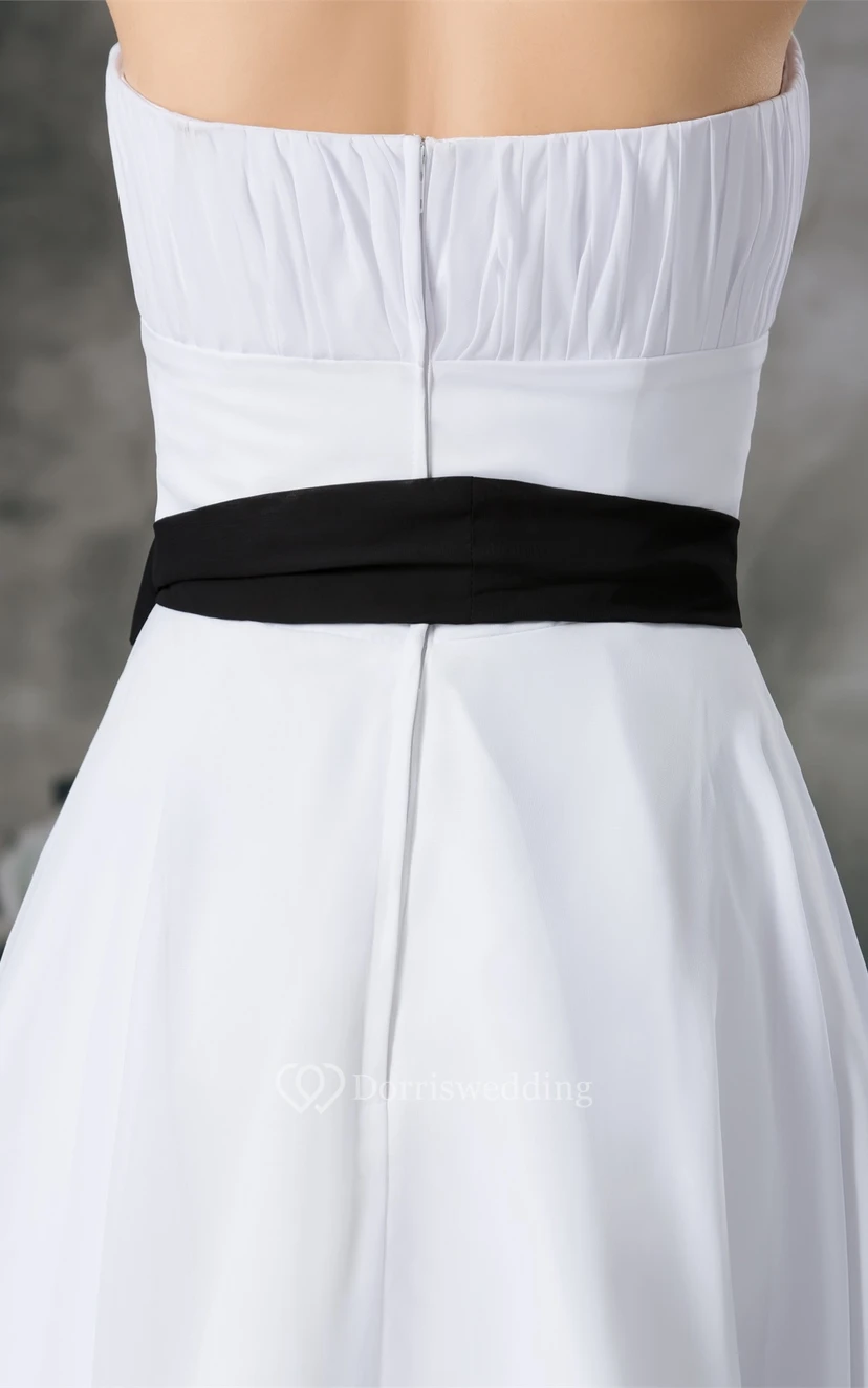 Trägerloses, knielanges Chiffonkleid mit Schleife und Raffungen view 8