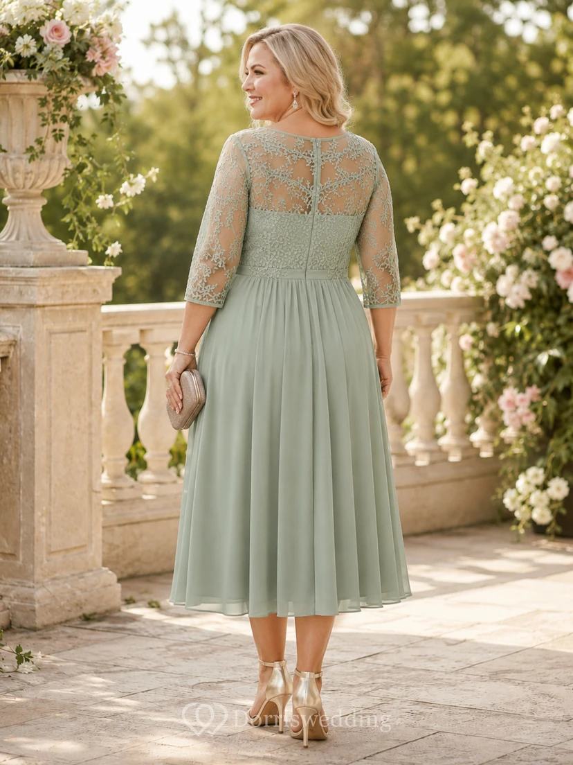 Robe de mère pudique grande taille en dentelle sauge, décolleté illusion, manches trois-quarts, coupe trapèze, longueur thé view 2