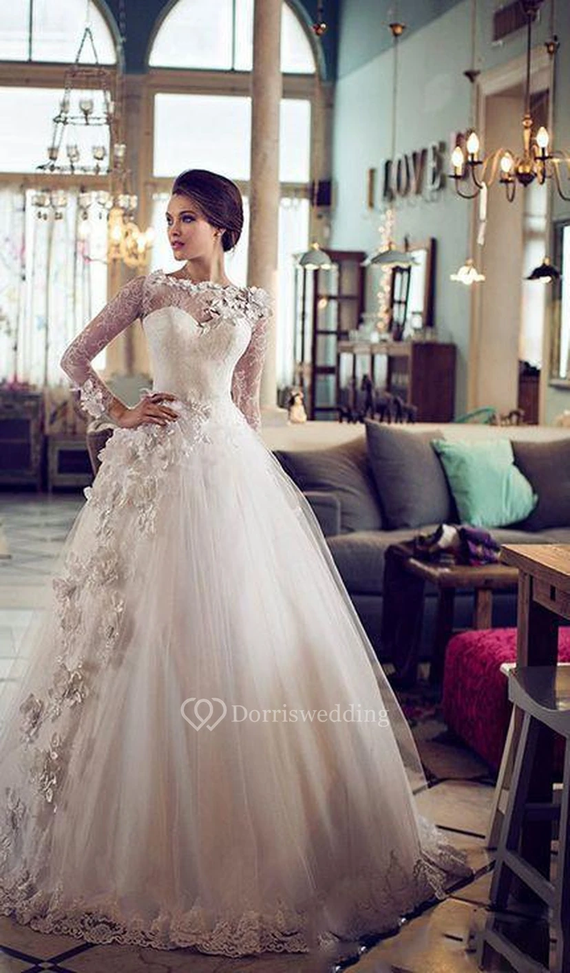 Elegante vestido de novia vintage de tul con mangas largas estilo barco y encaje floral.