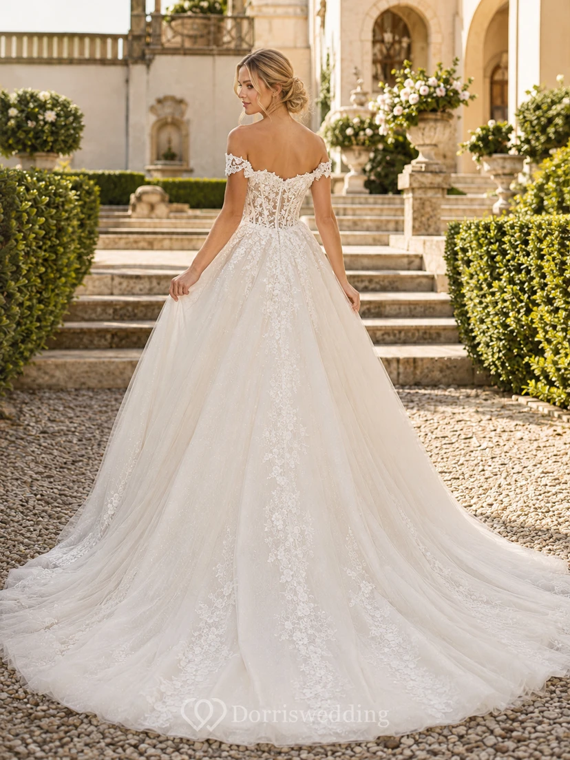 Robe de mariée raffinée en dentelle et tulle, épaules dénudées, manches courtes, traîne cathédrale, applications florales, fermeture éclair au dos view 2