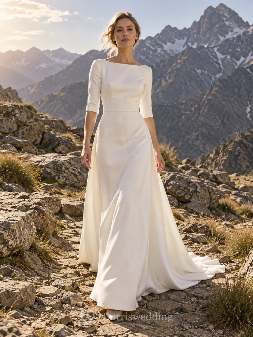 Vestido de novia sencillo de satén con escote barco, mangas cortas, cintura lisa y cola.