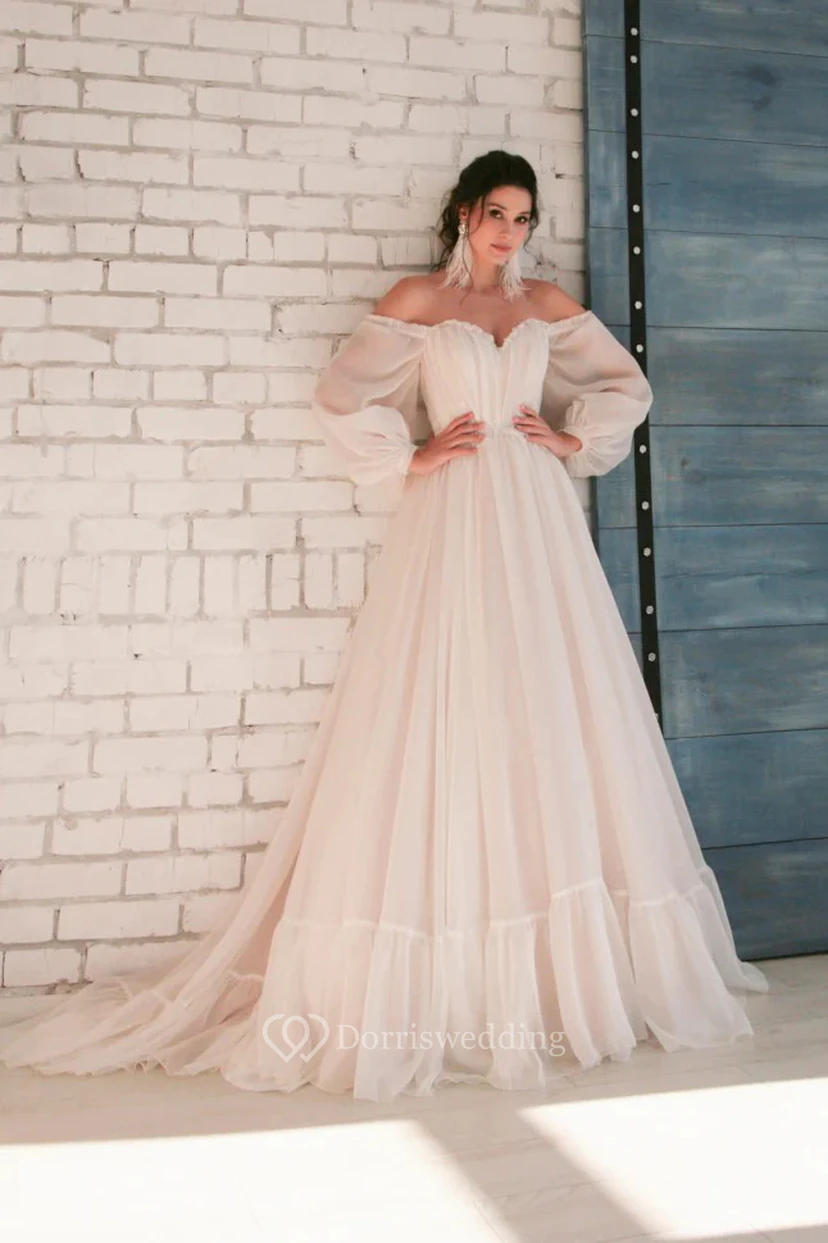 Robe de mariée en organza plissé, coupe empire, épaules dénudées, manches bouffantes longues, épaules dénudées et manches bouffantes.
