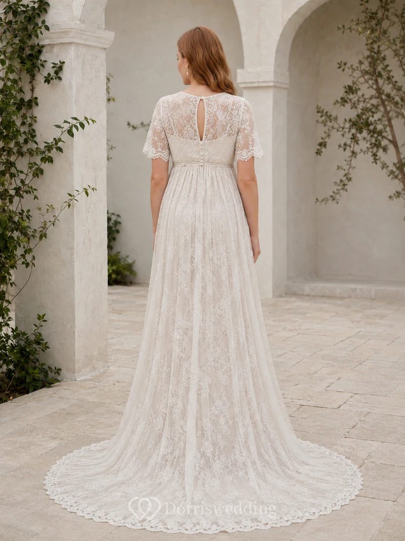 Schlichtes Umstandskleid mit Spitzenärmeln für eine Hochzeit im Innenhof view 2