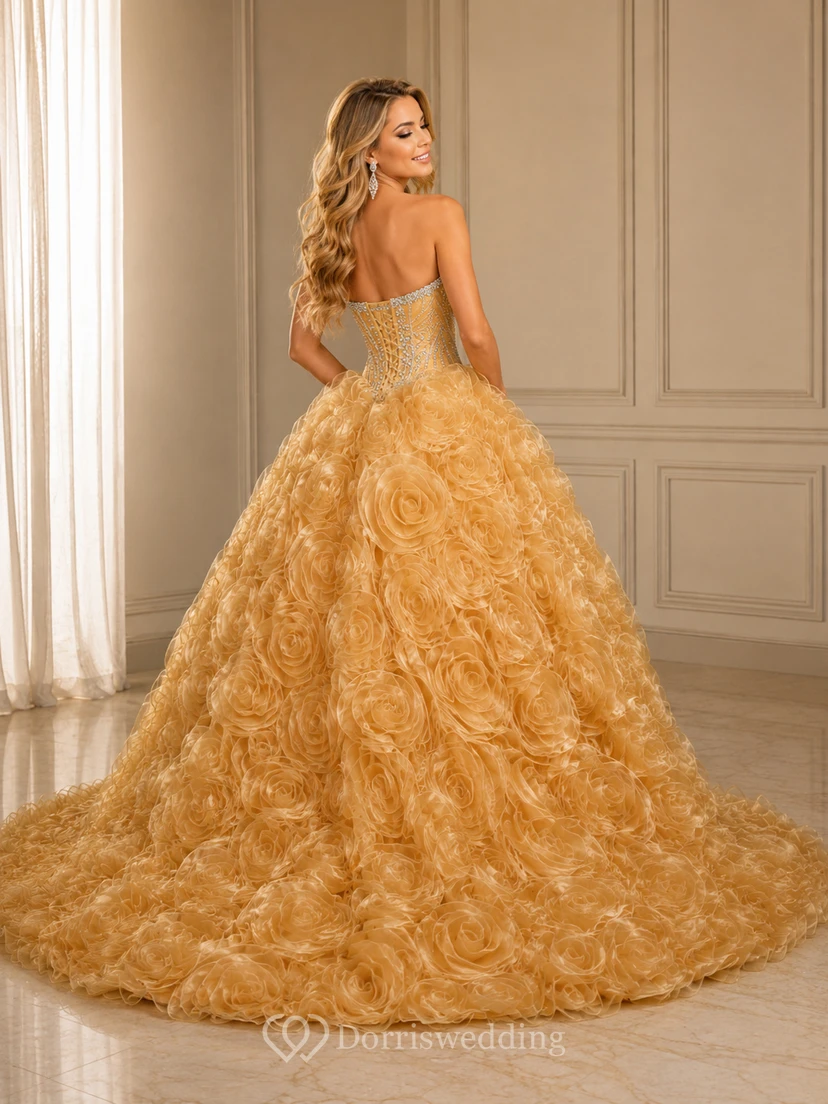 Vestido largo de organza con escote corazón, bordado floral, cola de cepillo, cremallera y cordones en la espalda. view 2