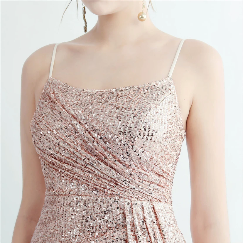 Robe de soirée longue à sequins haute densité, plissée, fendue sur le côté et à bretelles view 80