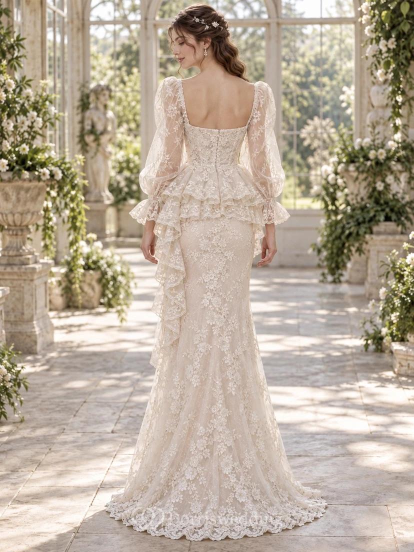 Robe de mariée fourreau en dentelle à manches longues, col carré et basque à volants cascade, avec basque et décolleté péplum. view 2