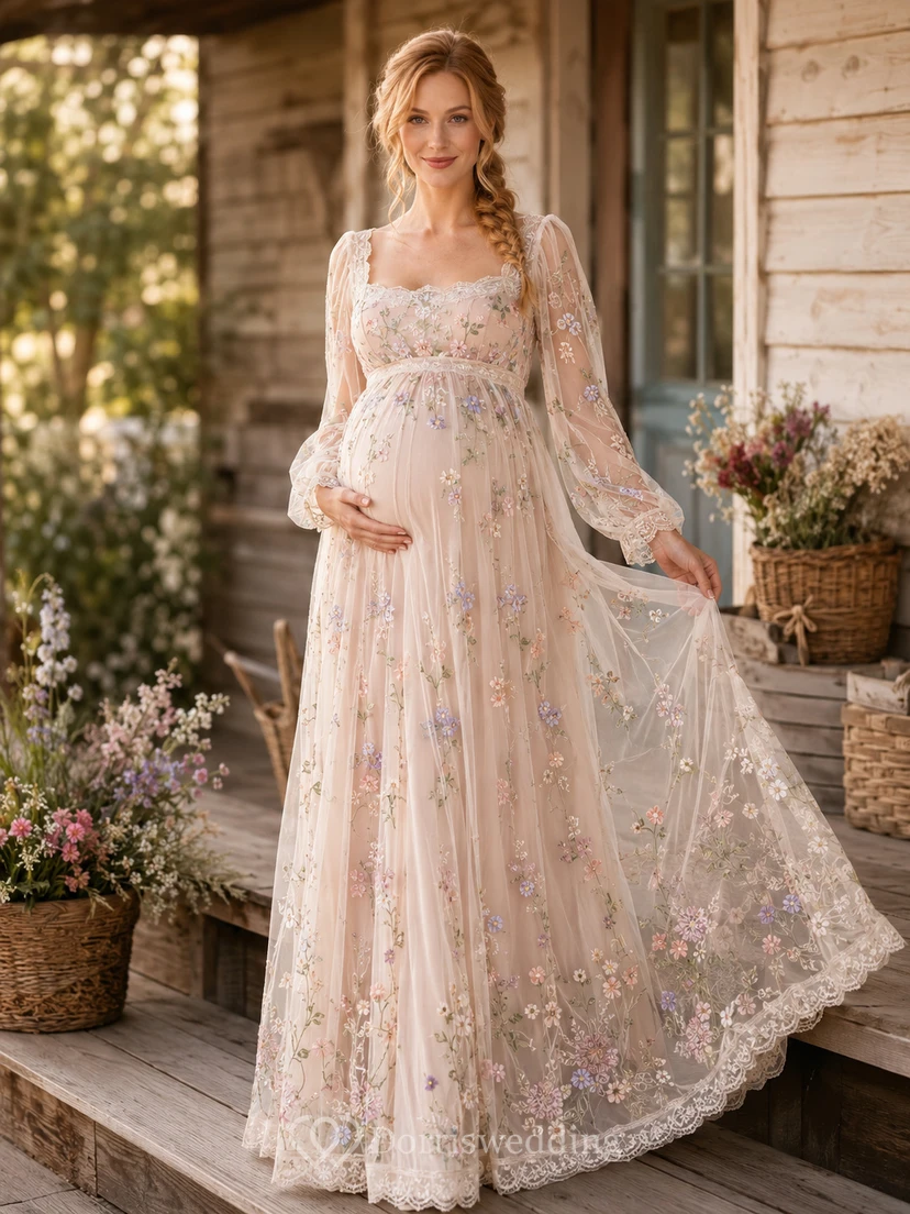 Robe de maternité longue en tulle brodé de fleurs multicolores à manches ballon et manches bouffantes, couleur blush.