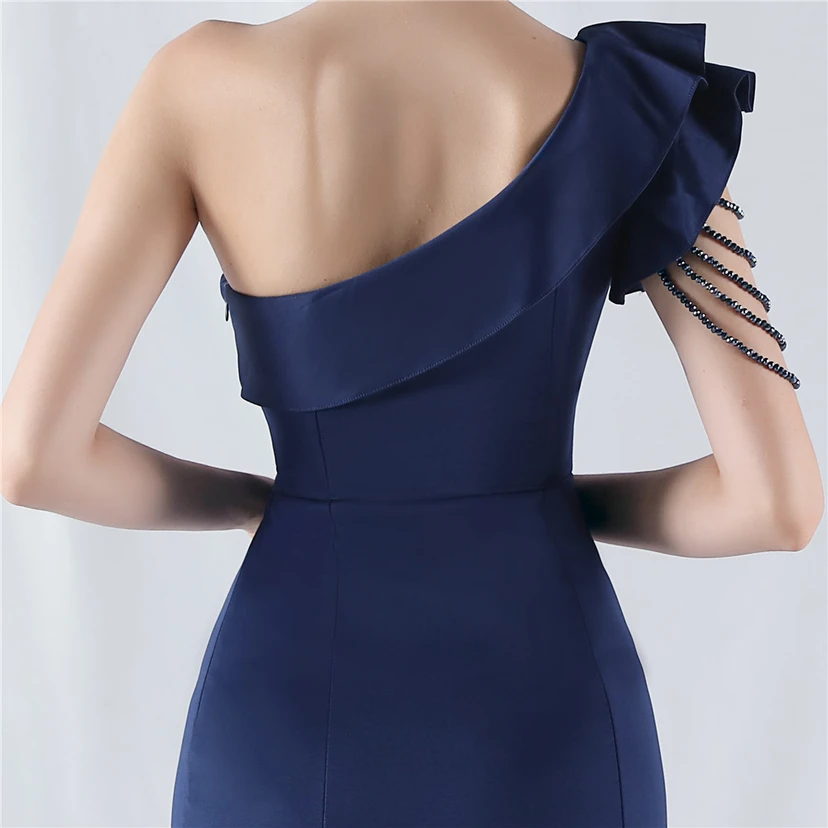 Vestido de noche asimétrico de satén con escote alto y cuello oblicuo, adornado con cuentas. view 37