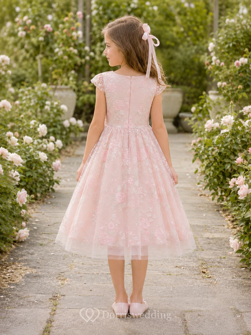 Robe de demoiselle d'honneur en dentelle rose poudré et tulle, coupe trapèze, col rond, longueur thé view 2