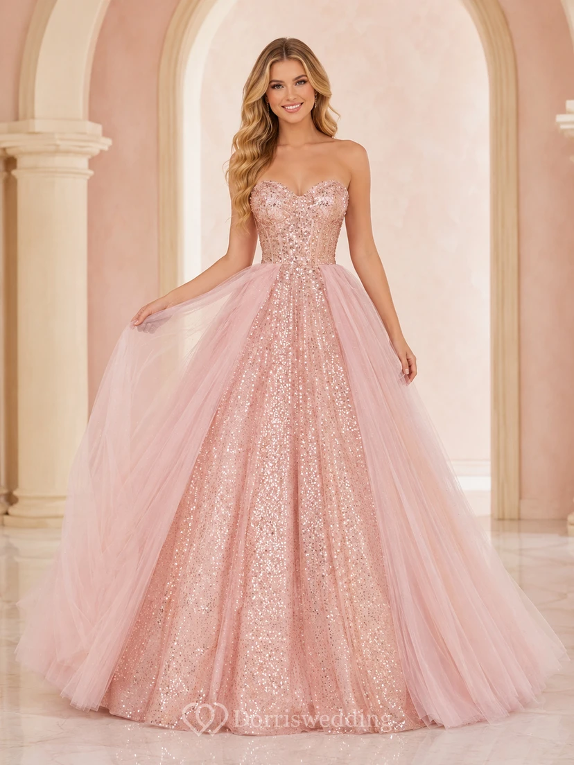 Vestido de fiesta formal de princesa color rosa empolvado, sin tirantes, con escote corazón y sobrefalda de tul con lentejuelas.