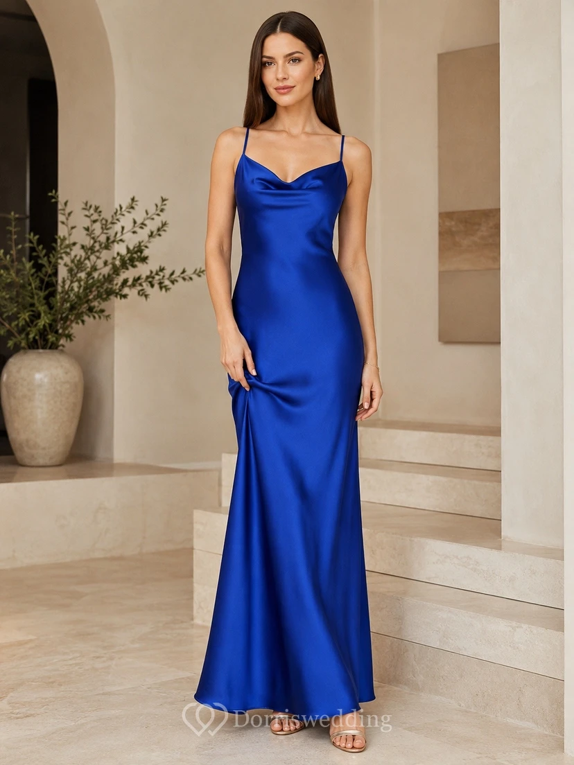 Vestido lencero largo hasta el suelo, sin mangas, de corte A, de satén azul rey con escote en V.