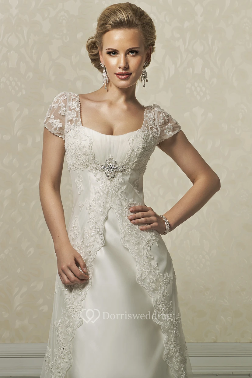 Vestido de novia de satén y encaje con escote cuadrado, mangas cortas y apliques. view 3