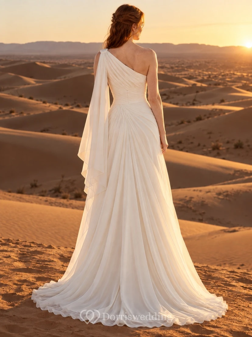 Vestido de novia sencillo de un solo hombro con corpiño drapeado de gasa, capa en el hombro y cola larga. view 2