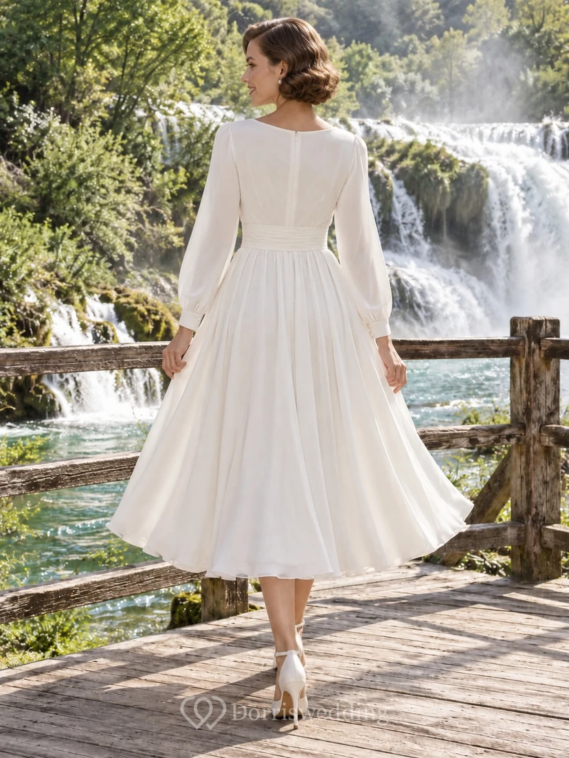 Vestido de novia sencillo de estilo vintage, largo hasta la rodilla, manga larga, escote en V, gasa, fruncido, corte en A view 2