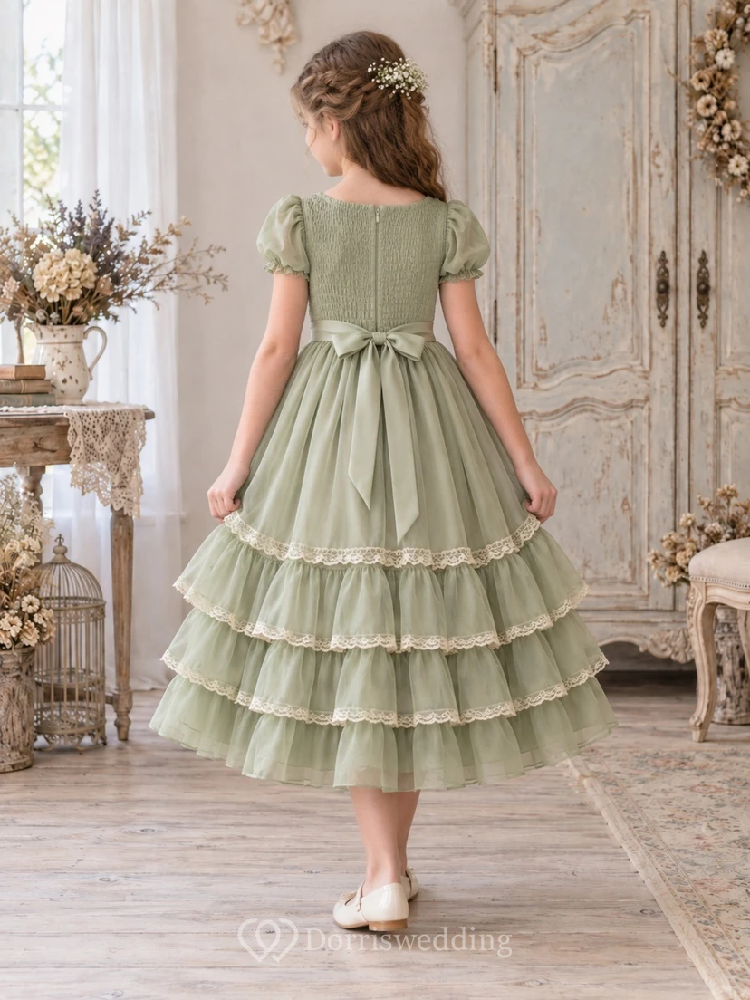 Teelanges, schlichtes salbeifarbenes A-Linien-Kleid mit Puffärmeln, gerafftem Stufenrock und Spitzensaum für Blumenmädchen view 2