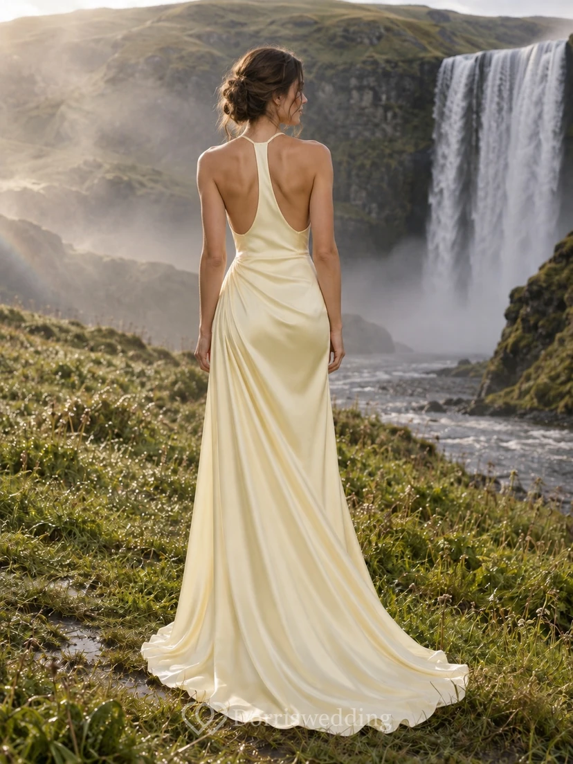 Vestido de novia sencillo de charmeuse con escote halter, escote redondo, drapeado lateral y espalda estilo nadadora. view 2