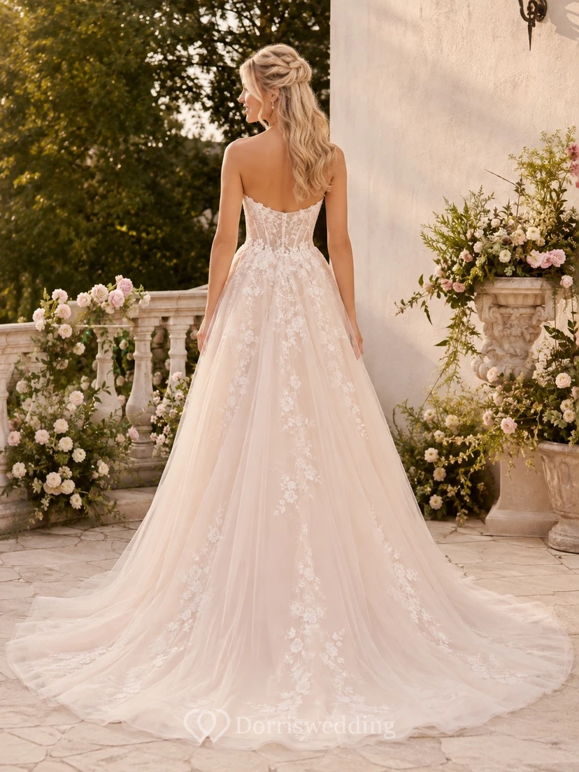 Vestido de novia de corte A sin tirantes con encaje y tul floral y cola de corte princesa view 2