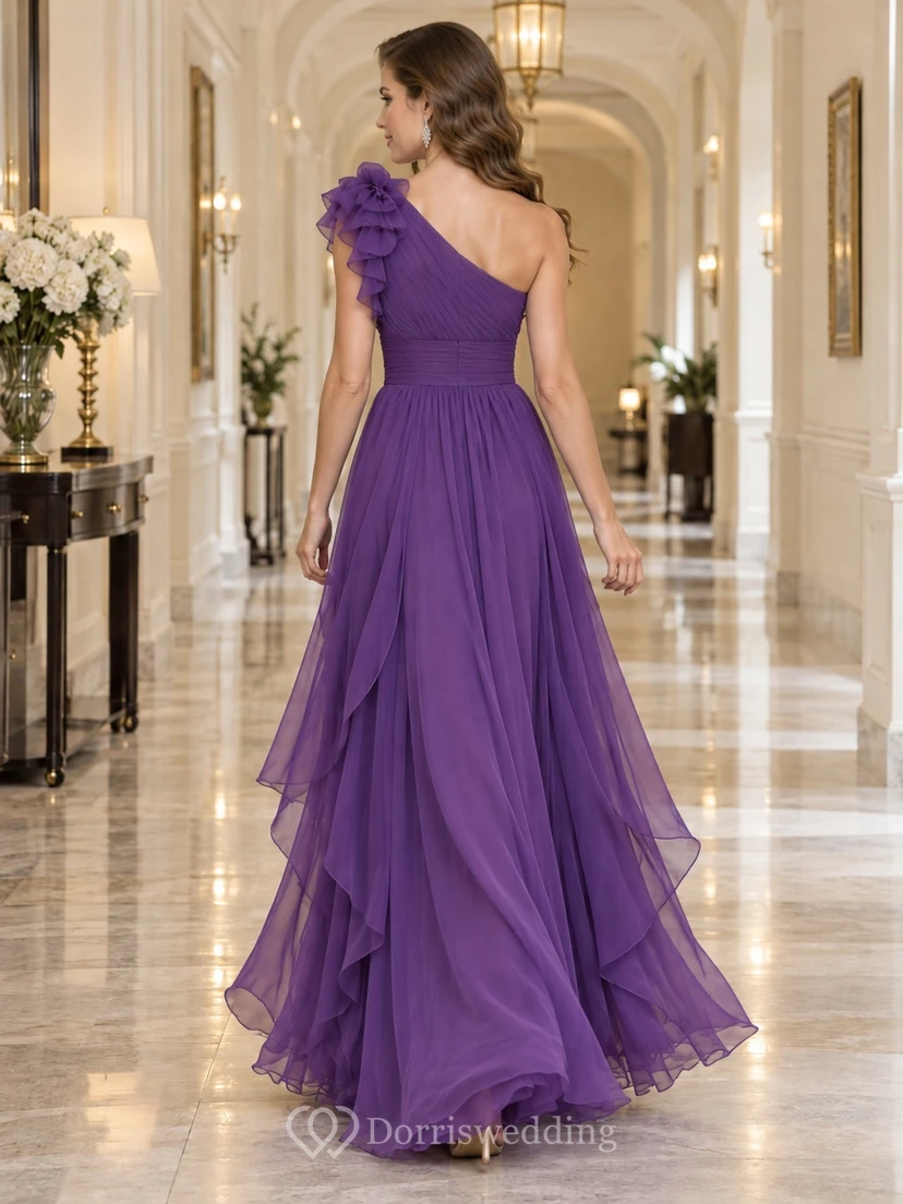 Vestido largo de dama de honor de gasa fluida con volantes y un solo hombro, de color morado vintage. view 2