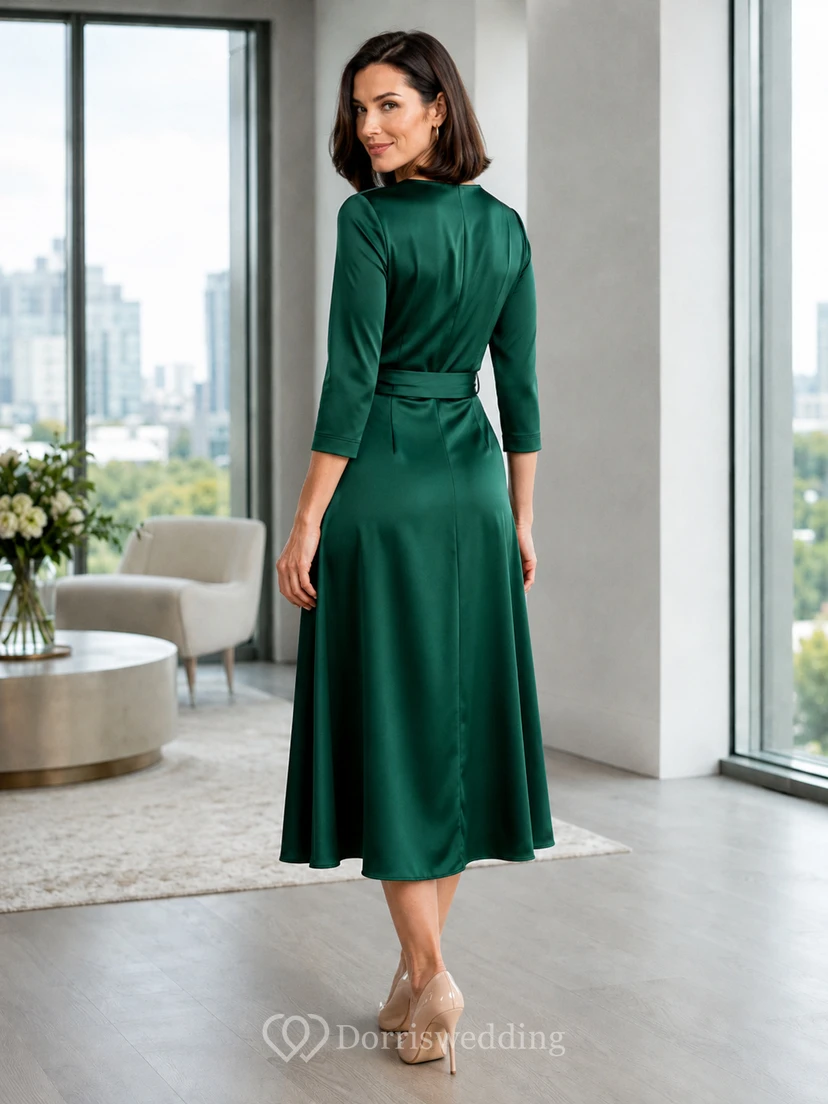 Vestido elegante de satén fruncido de corte A hasta la rodilla, color verde oscuro con escote en V y mangas tres cuartos, color malaquita. view 2