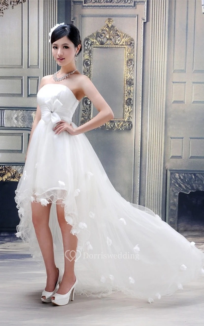 Wunderschönes, trägerloses Tüllkleid mit asymmetrischem Saum, Schleife und Blume