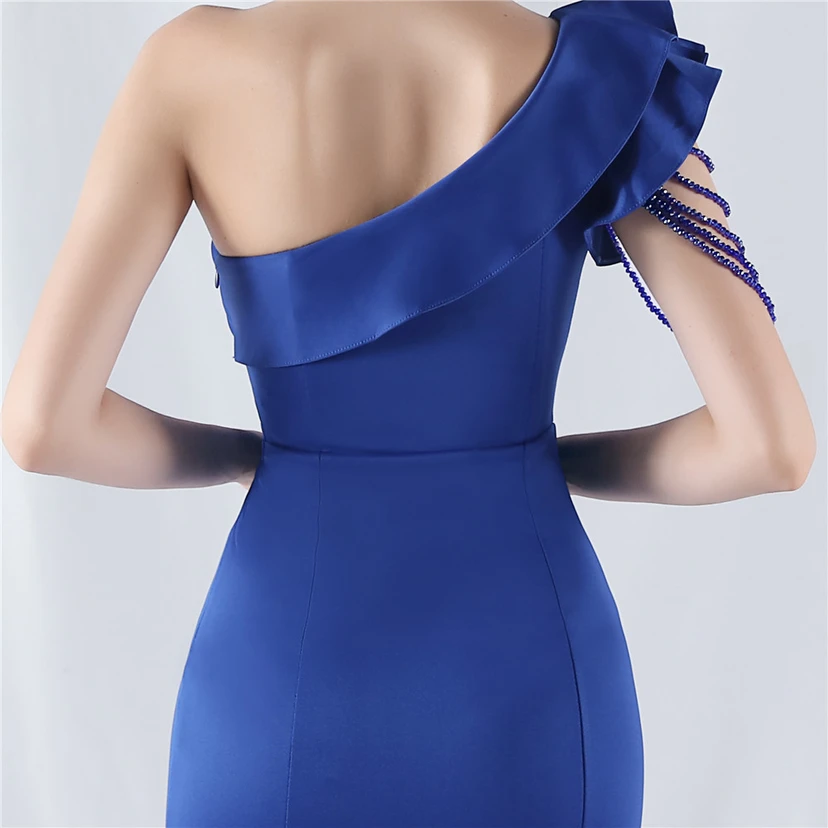 Vestido de noche asimétrico de satén con escote alto y cuello oblicuo, adornado con cuentas. view 58